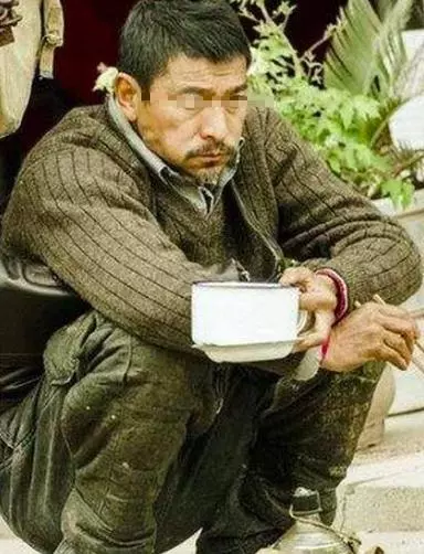 父親找兒借錢看病,兒媳不讓給,扔了件破棉襖,打開一看,傻了