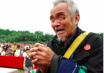 父親找兒借錢看病,兒媳不讓給,扔了件破棉襖,打開一看,傻了