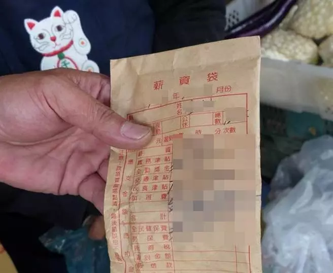 差一點賠慘!撿到厚厚「6萬薪資袋」他送去警局慶幸「好險沒打開」!