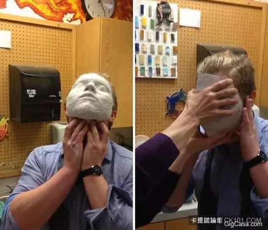面具拿不下來!男子錯用石膏做自己臉模竟然緊黏住皮膚...網友:這下杯具了!
