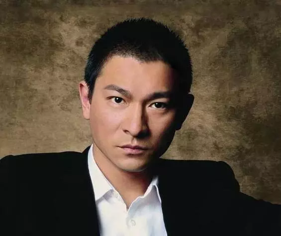 劉家出一上聯:「劉邦、劉備、劉德華」,其他家族不服霸氣回復