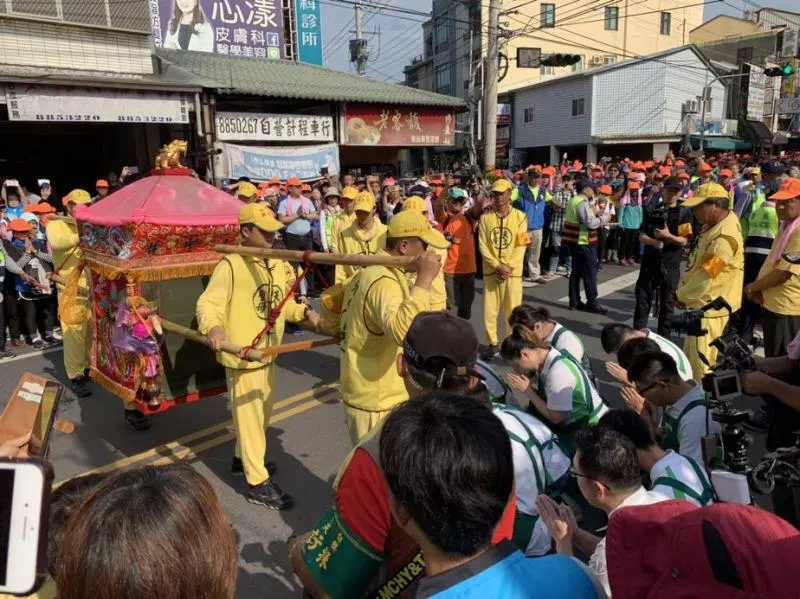擦身而過!大甲媽、白沙屯媽祖「相會只差3小時」 走同一條路「前後駐駕這地方」