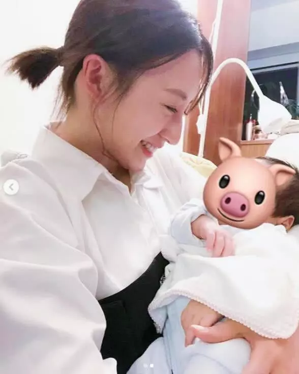 陳凱琳甜曬愛子近照,感嘆兒子使人生完滿,閨蜜龔嘉欣贊寶寶可愛!