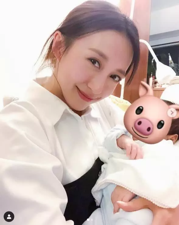 陳凱琳甜曬愛子近照,感嘆兒子使人生完滿,閨蜜龔嘉欣贊寶寶可愛!