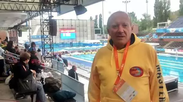 這個游泳選手在鳴槍後長達1分鐘時間站著不動而錯失金牌,但大家知道原因後,感動哭喊:「快頒獎給他!」