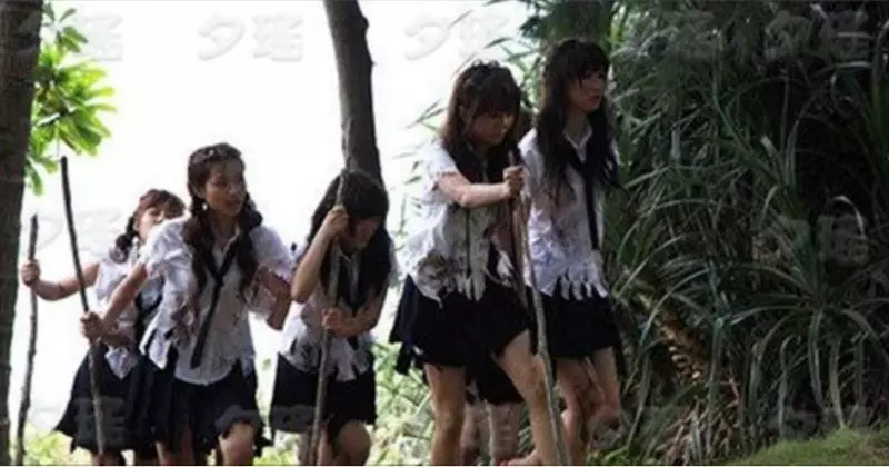 1男和12女流落荒島,他娶了其中一女,但又不滿足想染指其餘11人,最後他的下場太慘了!