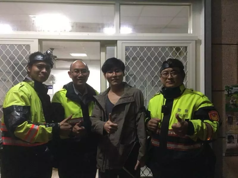 男子賞螢車陷山溝 謝警救援人車脫困PO文「想被抓」