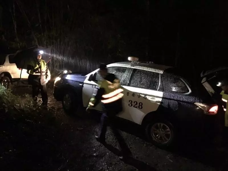 男子賞螢車陷山溝 謝警救援人車脫困PO文「想被抓」