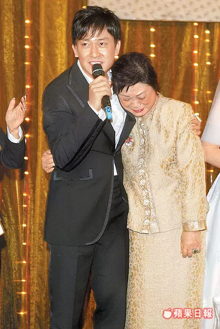 王識賢當年「娶酒店小姐」和母斷絕!媽媽還詛咒懷孕媳婦「母女死在手術台上」!結婚13年如今...