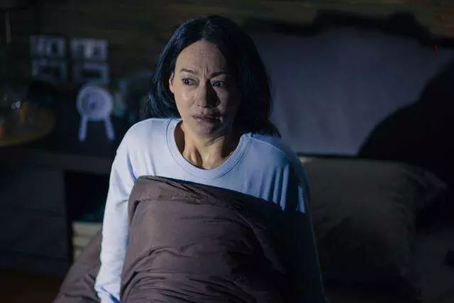 女子出差,回家後連睡三天,婆婆生氣拉開她窗簾,看見窗外,蒙了