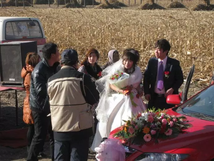 繼母女兒出嫁,父親把親女兒的嫁妝拿出,婚禮上親女兒讓人淚目