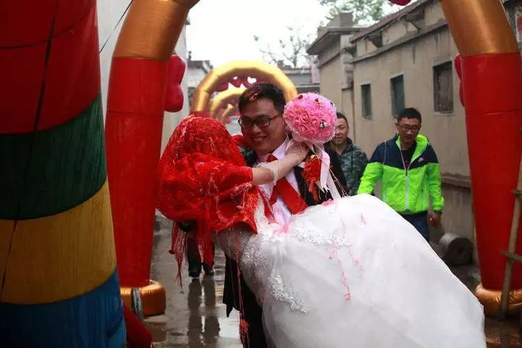 繼母女兒出嫁,父親把親女兒的嫁妝拿出,婚禮上親女兒讓人淚目