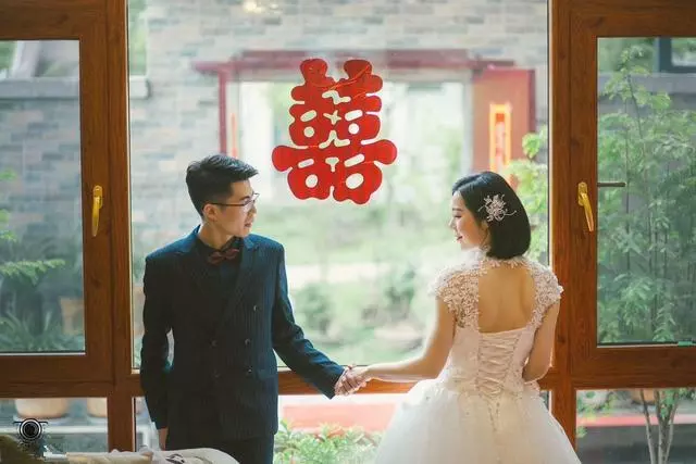 弟弟結婚,背著老婆給弟弟拿五萬彩禮,去取錢的時候我懵住了