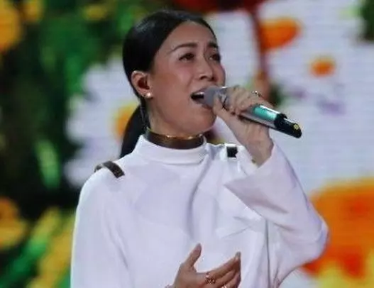 被當場拆穿「假唱」的知名歌手!那英因戒指露出馬腳,麥克風拿反真的太尷尬了!