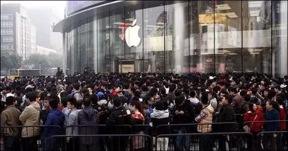 「中國製造」火爆新加坡,深夜12點打地鋪也要等!