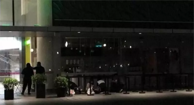 「中國製造」火爆新加坡,深夜12點打地鋪也要等!