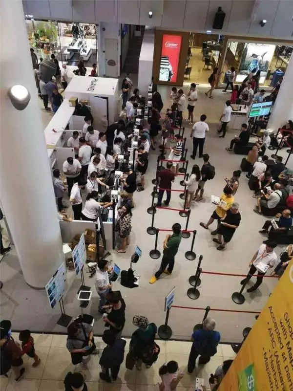 「中國製造」火爆新加坡,深夜12點打地鋪也要等!