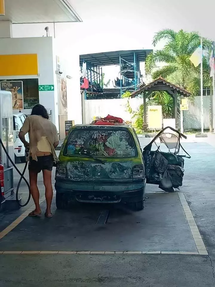 大馬犀利哥駕著殘舊『Kancil戰車』闖蕩大馬半島!線民:國產車也超牛的