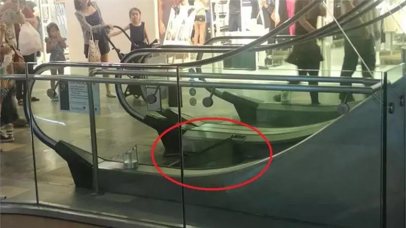 淡濱尼購物商場電動扶梯突發巨響,網友:像發生小型地震~