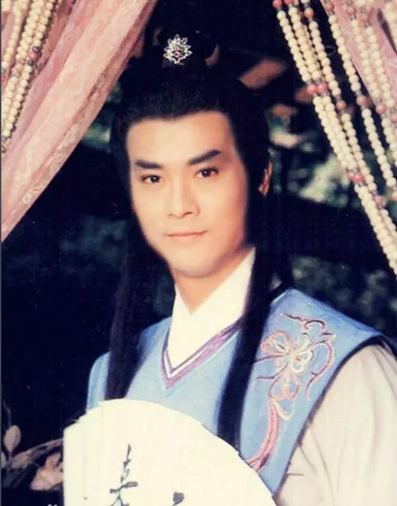 70歲鄭少秋真的老了!小17歲妻子還氣質優雅,四個女兒都很漂亮!