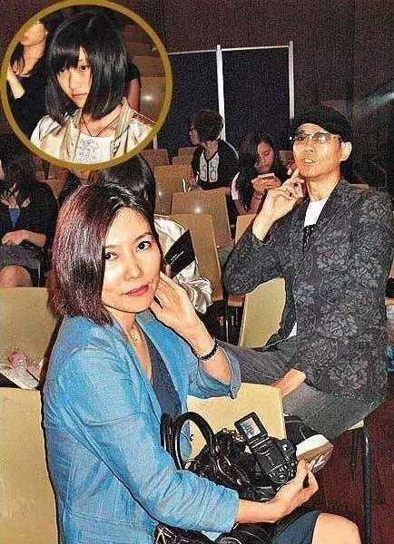 70歲鄭少秋真的老了!小17歲妻子還氣質優雅,四個女兒都很漂亮!