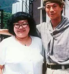 70歲鄭少秋真的老了!小17歲妻子還氣質優雅,四個女兒都很漂亮!
