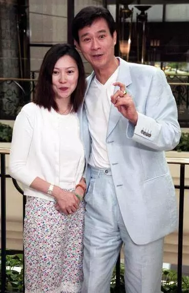 70歲鄭少秋真的老了!小17歲妻子還氣質優雅,四個女兒都很漂亮!