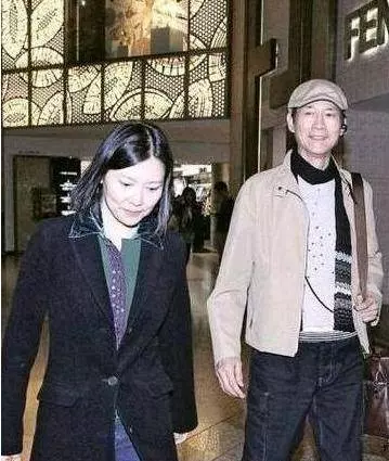 70歲鄭少秋真的老了!小17歲妻子還氣質優雅,四個女兒都很漂亮!