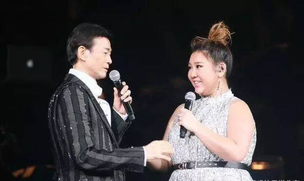 70歲鄭少秋真的老了!小17歲妻子還氣質優雅,四個女兒都很漂亮!