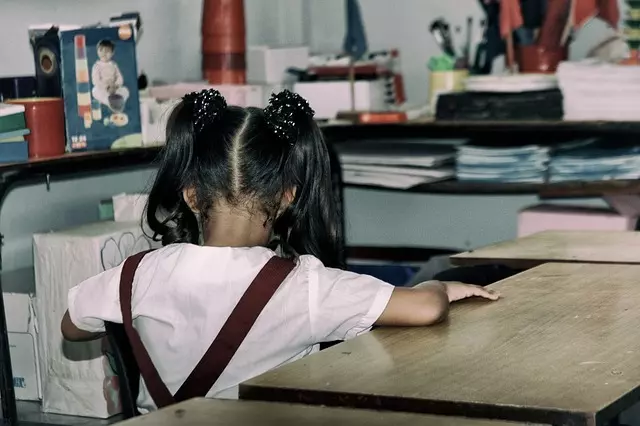 誰都承受不了的痛!女老師擅自揭開學生養女身分「妳不是親生的」!9歲學生崩潰自殘!
