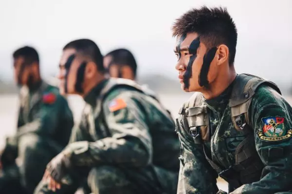 24歲職業軍人「月領34K」淪為月光族…該續簽嗎?網友狂勸:直接簽50年別出來了