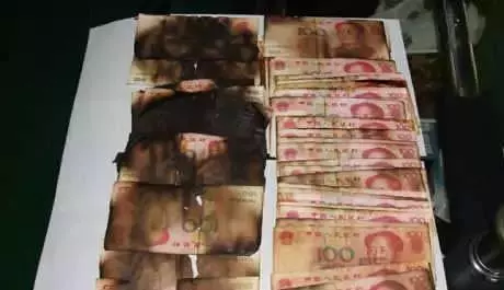 火葬場員工火化時驚見「整疊鈔票在爐中飛舞」,讓人超不解!