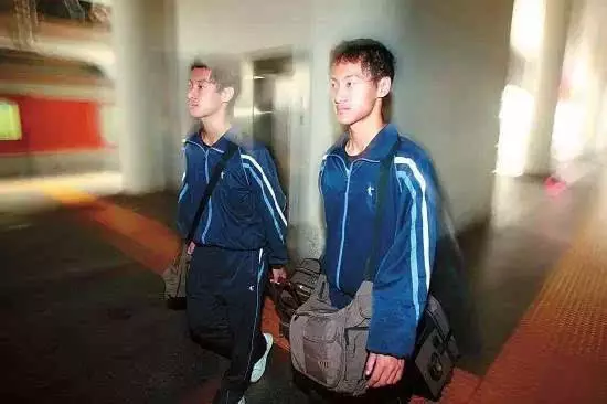 落榜的孿生弟弟「冒名頂替哥哥」上大學,哥哥則頂替爸爸到工地工作!4年後,結局跌破所有人的眼鏡!