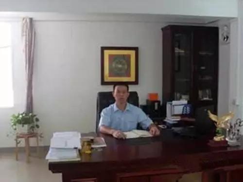 落榜的孿生弟弟「冒名頂替哥哥」上大學,哥哥則頂替爸爸到工地工作!4年後,結局跌破所有人的眼鏡!