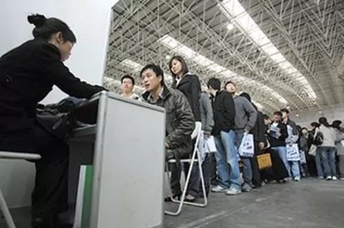 落榜的孿生弟弟「冒名頂替哥哥」上大學,哥哥則頂替爸爸到工地工作!4年後,結局跌破所有人的眼鏡!