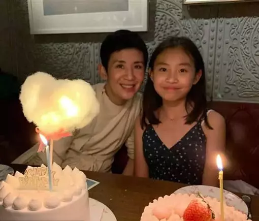 【亭亭玉立!】吳君如賀愛女生日 ,曬母女合照 ,女兒太漂亮了