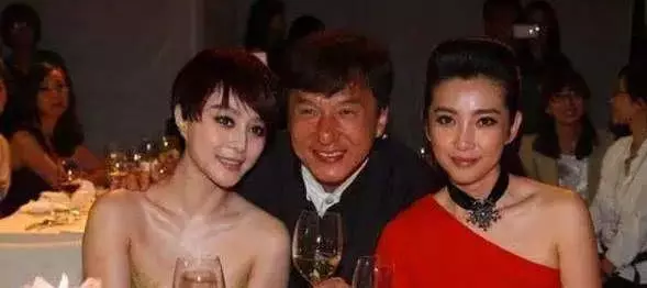 成龍早年和范冰冰合照被扒,無濾鏡無美顏,這顏值太驚艷!