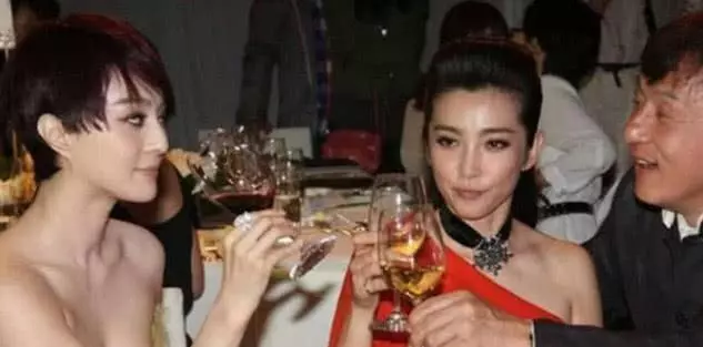 成龍早年和范冰冰合照被扒,無濾鏡無美顏,這顏值太驚艷!