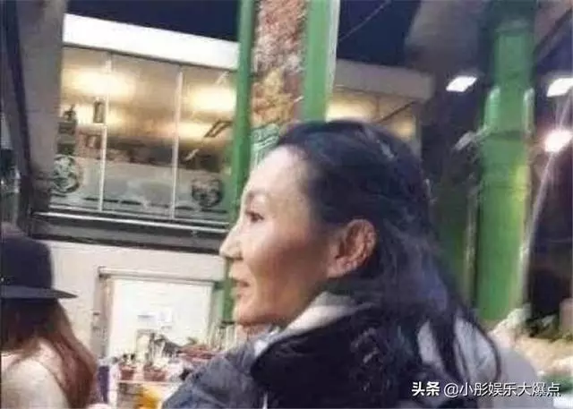 昔日女神張曼玉真的老了,54歲無兒女,煙不離手瘦骨嶙峋惹人憐?