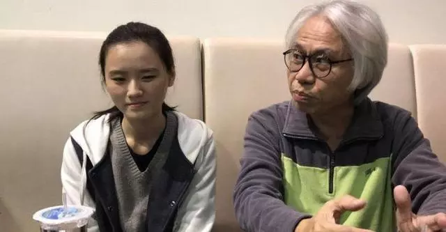 當年轟動一時的「爺孫戀」,最後還是分了,老爺子失聲痛哭!