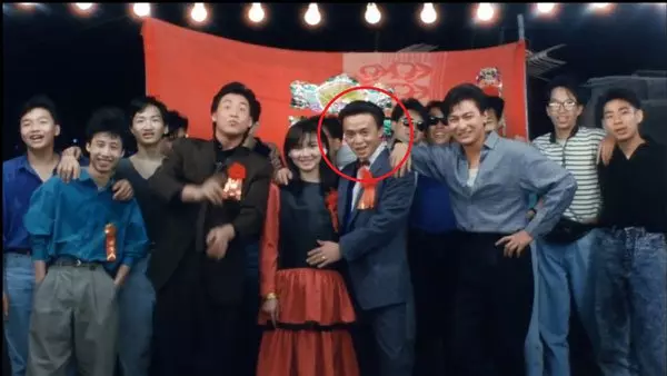 還記的《賭神》中的烏鴉嗎? 他現在不得了咯。。