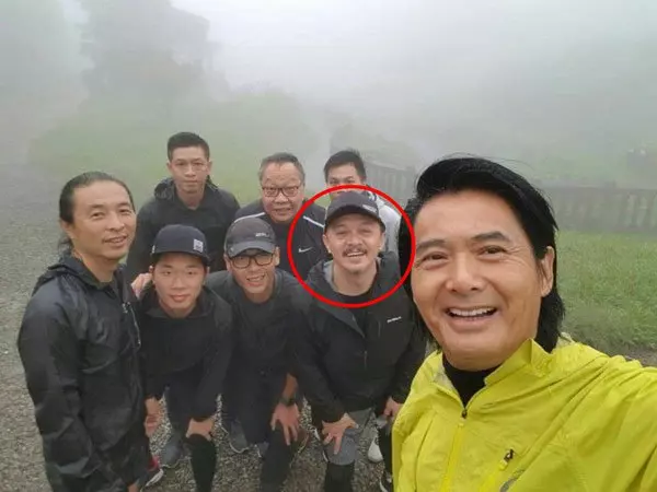 還記的《賭神》中的烏鴉嗎? 他現在不得了咯。。