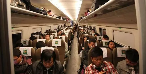 女員工和老闆坐火車出差,主動給老人讓座,隔天回公司上班,老闆:你被開除了!