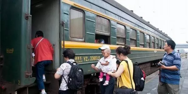 女員工和老闆坐火車出差,主動給老人讓座,隔天回公司上班,老闆:你被開除了!