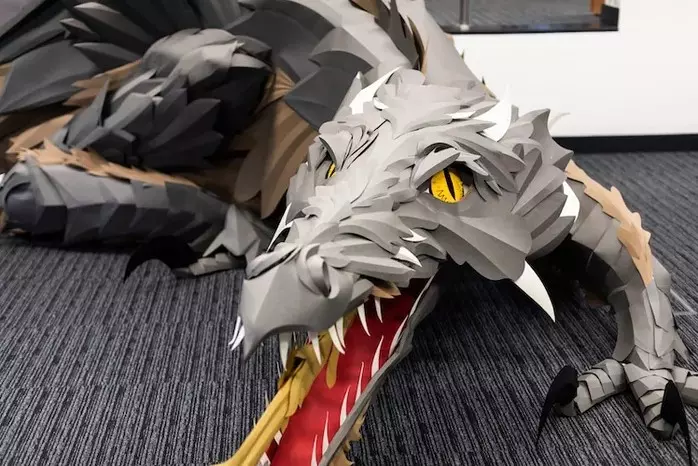 細節滿分!文具公司神還原《權力遊戲》噴火龍 材料竟是「1200張A4紙」