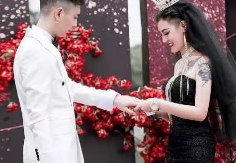 還記得當初穿黑紗的新娘嗎?結婚一年後,現在的樣子讓人不敢認!