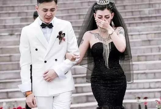 還記得當初穿黑紗的新娘嗎?結婚一年後,現在的樣子讓人不敢認!