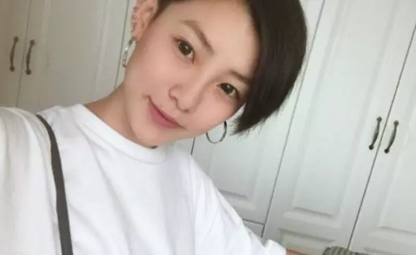 還記得當初穿黑紗的新娘嗎?結婚一年後,現在的樣子讓人不敢認!