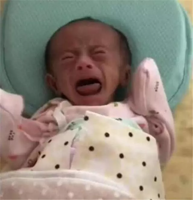 嬰兒出生時奇醜像外星人,生父看後以為抱錯想拋棄,一年後樂了:幸虧沒丟