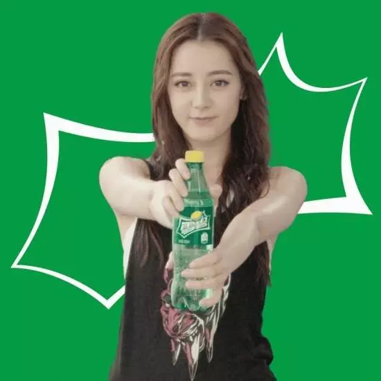 同樣代言雪碧,迪麗熱巴與李成敏差距一目了然,保守和豪放的代表